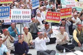 ▲ 송전선로 건설반대를 위해 주민 800여명이 서울 한국전력 본사 앞에서 대규모 반대집회를 가졌다.