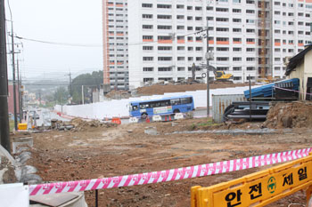 ▲ 기지초등학교 입구도로에서 바라본 3차선 도로공사현장의 모습.