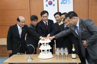 ▲ 이명성 당진JC 회장(왼쪽에서 세번째)이 충남JC 회장에 입후보했다.