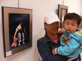 “엄마, 내 사진 어디 있어요?”