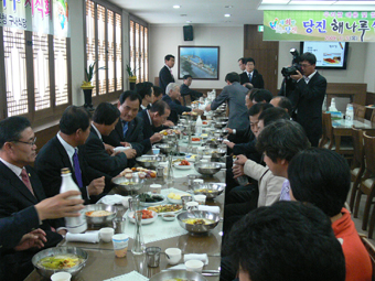 ▲ 쌀소비 촉진을 위한 쌀국수 시식회가 군청 구내식당에서 진행됐다.
