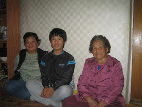 ▲ (왼쪽부터 강호엄마 박미자씨, 차강호, 강호할머니 이순희씨