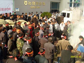 ▲ 지난 4일 당진군 농민회가 농협중앙회 당진군지부 앞에서 2차 벼가마 적재시위를 벌이고 인상된 농협직원 임금을 삭감할 것을 촉구했다.