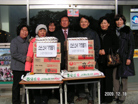 ▲ 고대생활개선회가 고산, 고대초, 고대중 학생 6명에게 생활 필수품을 전달했다.