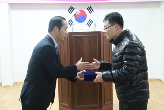 ▲ 당진군배드민턴협회 및 연합회 강태구 회장이 윤수섭 이사에게 감사패를 전달하고 있다.