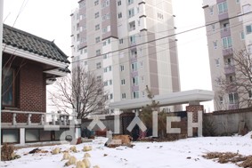▲ 휴먼빌 아파트가 들어서 음지가 된 교동리 주민들이 피해를 호소하고 있다.