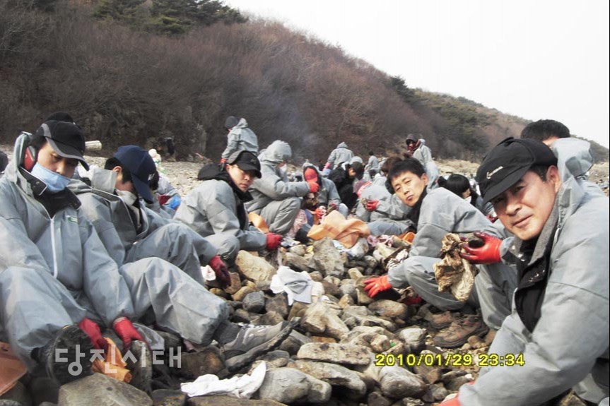 ▲ 지난달 30일 밝은사회 당진클럽 회원들이 비경도 방제작업을 다녀왔다.