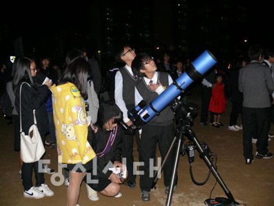 학교에서 바라보는 가을밤 하늘