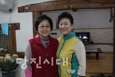 ▲ 며느리인 이재향(사진 오른쪽)과 강화임 대표