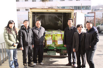 ▲ 국제로타리 3620지구 당진송악로타리클럽 임원진과 송악읍사무소 조정연 읍장이 기탁식을 기념하는 기념촬영을 실시하고 있다.