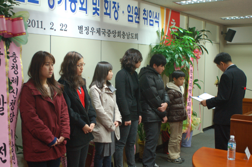 ▲ 최장옥 국장이 취임식에서 학생들에게 장학금을 전달하고 있다.