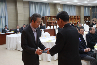▲ 당진군체육회 이철환 회장이 당진군족구협회 권석인 회장에게 인증서를 전달하고 있다.