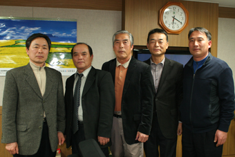 ▲ 사진 왼쪽부터 기호3번 이덕휘 후보, 기호1번 조규완 후보, 이찬휘 선거관리위원장, 기호2번 류종덕, 기호 4번 유병윤 후보.