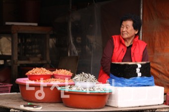 ▲ 성구미 포구 건어물 좌판 할머니들.