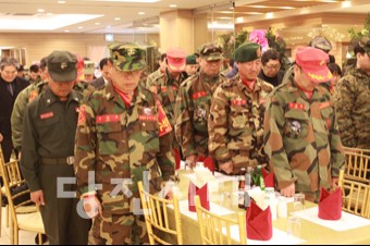 ▲ 해병대 당진전우회 이취임식에서 회원들이 고인이 된 선배전우에 대한 묵념을 하는 모습.