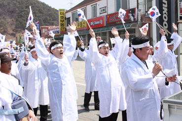 ▲ 천의리 4·4 독립기념탑 광장에서부터 천의장터까지 대한독립만세를 외치며 만세 재현행사가 진행됐다.