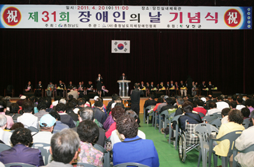 ▲ 2011 전국봄철배드민턴 리그전에서 우승을 차지한 당진군청 남자배드민턴 선수단이 기념사진 촬영을 하고 있다.