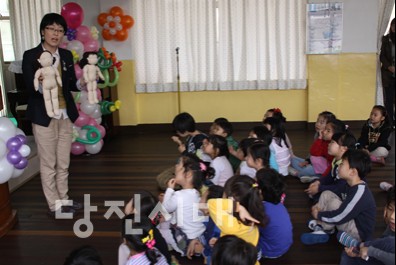 ▲ 풀빛 아동권리교육봉사단 이은정 단장이 교육을 하고 있다.