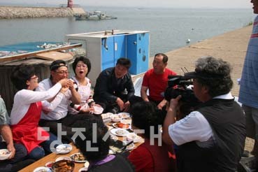 ▲ KBS 6시내고향 촬영팀이 안섬포구 별미를 촬영하고 있다.
