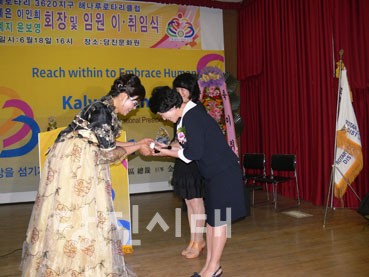 ▲ 윤보영 신임회장이 이인희 이임회장에게 감사꽃다발을 전달하고 있다.