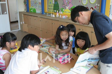 ▲ 석문초 3학년 학생들이 사회과목 지역교과서 <우리 고장 당진>을 활용한 수업을 진행하고 있다.