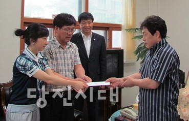 ▲ 농협 중앙회 당진군지부 행복나눔회가 어려운 이웃에게 성금을 전달했다.