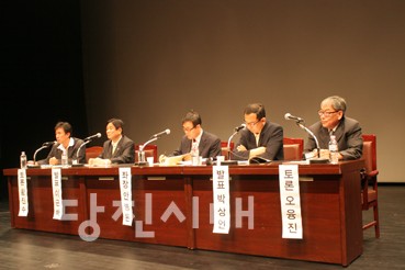 ▲ 황진수 한국문화예술위원회 중부권 문화협력관이 지난 22일 당진문예의전당 소공연장에서 열린 당진문화재단 설립을 위한 워크숍에서 발언을 하고 있다.