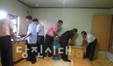 ▲ 면천면 이장단협의회가 독거노인 돕기에 나섰다.