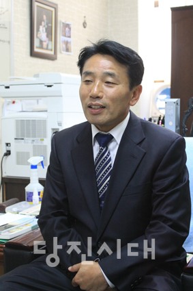 ▲ 이철수 전 의원이 대법원 판결에 따른 의원직 상실에 대한 기자회견을 갖고 심경을 밝히고 있다.