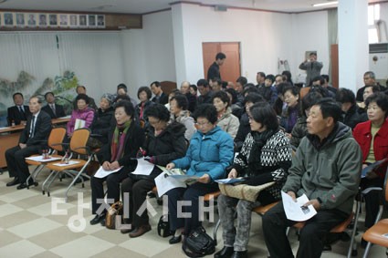 ▲ 여성도의교실에 참석한 석문면민들이 강의를 듣고 있다.