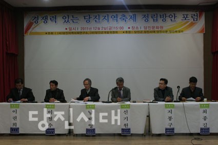 ▲ 토론의 사회를 맡은 신기원 신성대학 교수(왼쪽 3번째)가 토론회를 진행하고 있다.