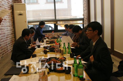 ▲ 환경단체 간담회 참가자들이 자료를 살펴보고 있다.