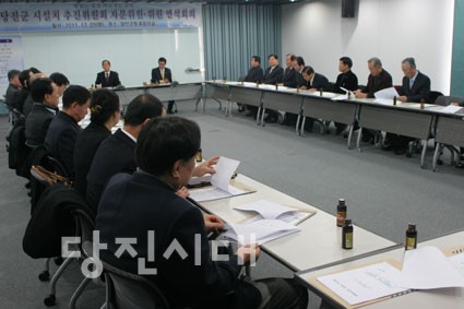 ▲ 지난 20일 당진군청 중회의실에서 당진군 시설치 추진위원회 마지막 연석회의에 참여한 위원들이 시비 제작에 관한 논의를 하고 있다.