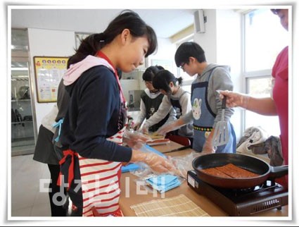 ▲ 합도초 학생들이 바자회에서 음식을 만들고 있다.