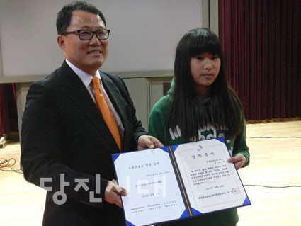 ▲ 성기홍 국민체육진흥공단 본부장이 학생에게 장학금을 전달하고 있다.