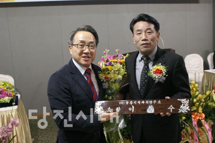 ▲ 김용관 이임소장(왼쪽)이 이철수 신임소장에게 명패를 전달하고 있다.