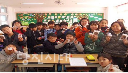 ▲ 빈그릇 운동 우수학급으로 선정돼 롤케이크와 음료수를 받은 학생들