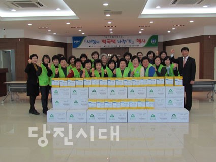 ▲ 농가주부모임과 농협당진시지부가 어려운 이웃에게 떡국 떡을 전달했다.