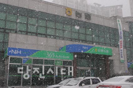 ▲ 검찰 조사를 받고 있는 신평농협의 전경.