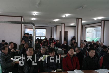 ▲ 당진사랑포럼 회원들이 김동완 새누리당 당협위원장의 강연을 듣고 있다.