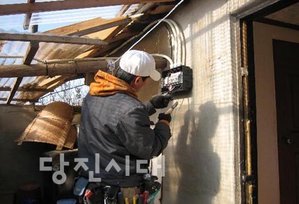 ▲ 당진송악로타리클럽에서 지난 1일 노후 전기배선공사를 진행했다.