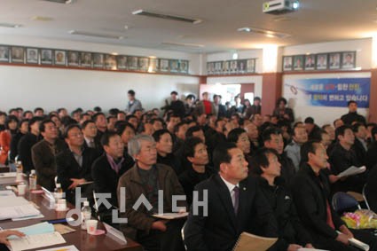 ▲ 합덕읍 연두방문 참석자들이 이자철 읍장의 읍 동정 보고를 듣고 있다.