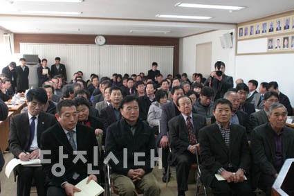 ▲ 연두방문에 참석한 주민들이 이철환 시장의 발언을 듣고 있다.
