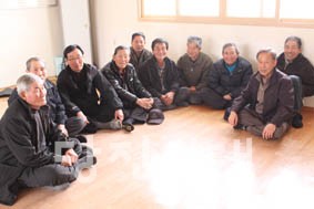 ▲ (왼쪽부터) 이병천(76), 임석모(77), 이장 이진용(60), 노인회장 이관범(77), 반장 우봉윤(57), 구성회(69), 이상귀(78), 양성호(70), 이응호(71), 성좌영(72)