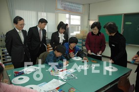 ▲ 승융배 부교육감이 당진 내 학교를 방문해 토요방과 후 학교 활동을 참관했다.