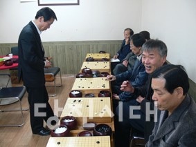 ▲ 지난 9일 고재희, 김덕규 프로바둑 기사가 당진을 방문해 당진시바둑협회 회원들과 대국을 벌였다.