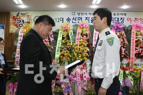 ▲ 당진시자율방범연합대 송산면지대 최재원 지대장이 취임하고 윤완기 지대장이 이임했다.
