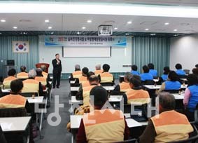 ▲ 환경감시사업소 한광현 소장이 실버환경봉사단과 여성명예환경감시단에게 강의를 하고 있다.