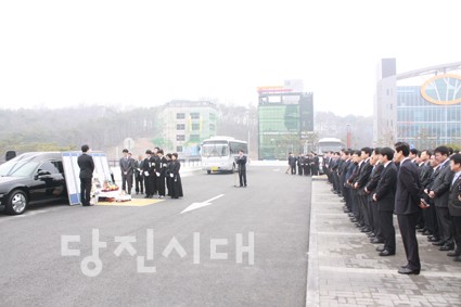 ▲ 지난달 26일 교통사고로 사망한 당진시청 ㄹ팀장의 노제가 시청 주차장에서 동료 공무원들이 참석한 가운데 치러졌다.
