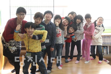 ▲ 조금초 2학년1반 김민영 교사, 최현호, 노경민, 박태민, 조소희, 이지민, 정유진, 김동빈, 김채륜, 공지은, 차서현 학생